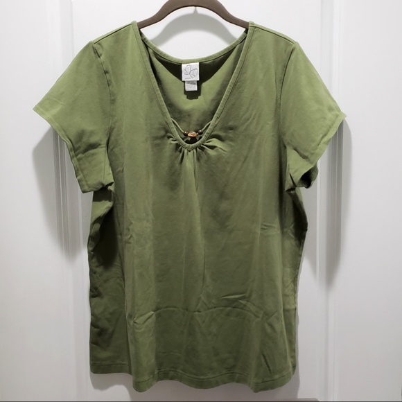 Stretch Tops - *SOLD* Stretch Charm Accent Scoop Neck Shirt